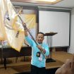 Iskandar Ketua Umum SWI terpilih mengibarkan bendera pataka