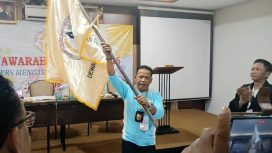 Iskandar Ketua Umum SWI terpilih mengibarkan bendera pataka