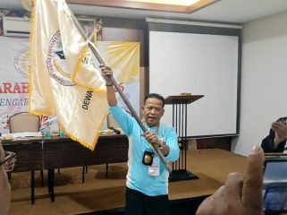 Iskandar Ketua Umum SWI terpilih mengibarkan bendera pataka