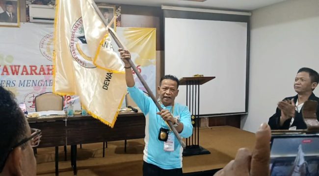 Iskandar Ketua Umum SWI terpilih mengibarkan bendera pataka
