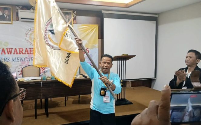 
					Iskandar Ketua Umum SWI terpilih mengibarkan bendera pataka