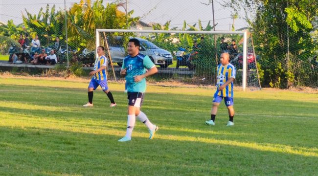 Bupati Sidoarjo Subandi di Turnamen Sepak Bola Antar RW