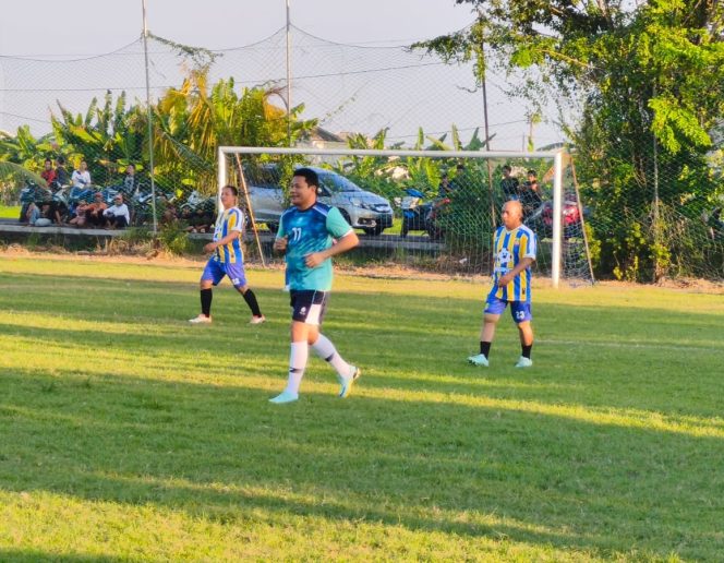 
					Bupati Sidoarjo Subandi di Turnamen Sepak Bola Antar RW