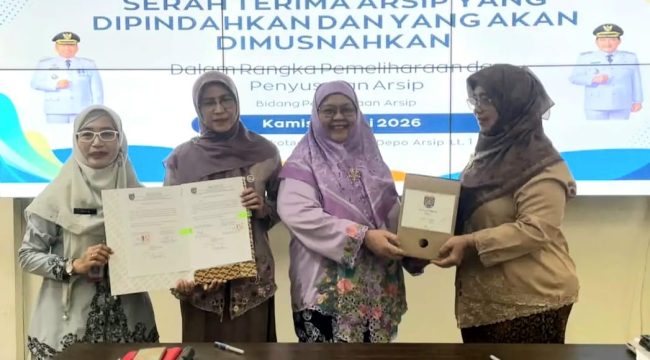 Serah terima arsip inaktif yang dipindahkan ke Lembaga Kearsipan Daerah (LKD). Serta arsip yang akan dimusnahkan dari sejumlah perangkat daerah. (dok. Diskominfo Depok).
