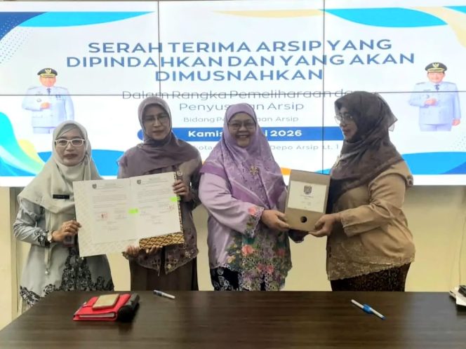 
					Serah terima arsip inaktif yang dipindahkan ke Lembaga Kearsipan Daerah (LKD). Serta arsip yang akan dimusnahkan dari sejumlah perangkat daerah. (dok. Diskominfo Depok).