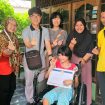 YGP menyalurkan bantuan berupa satu unit kursi roda secara langsung