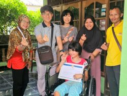YGP menyalurkan bantuan berupa satu unit kursi roda secara langsung