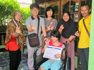 YGP menyalurkan bantuan berupa satu unit kursi roda secara langsung