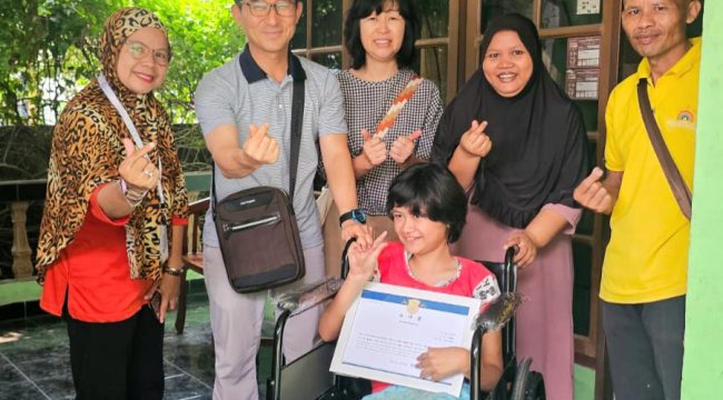 YGP menyalurkan bantuan berupa satu unit kursi roda secara langsung