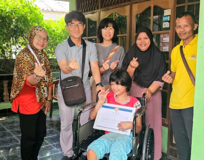 
					YGP menyalurkan bantuan berupa satu unit kursi roda secara langsung