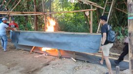 Tim Resmob selatan polres jember saat penggerebekan sambung Ayam