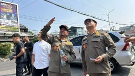 Satuan Polisi Pamong Praja (Satpol PP) melakukan penertiban membongkar tiang reklame di kawasan Jalan Raya Citayam-Grand Depok City (GDC).