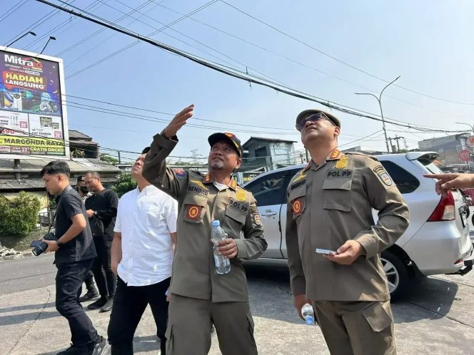 
					Satuan Polisi Pamong Praja (Satpol PP) melakukan penertiban  membongkar tiang reklame di kawasan Jalan Raya Citayam-Grand Depok City (GDC).