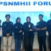 Dokumentasi: Zeffanya Tessalonika Manoppo (kiri) dan Paskarina Alfalahsea (kanan), mahasiswi Program Studi Hubungan Internasional Universitas Pertamina, menerima trofi Juara I kategori Chamber Policy Brief pada Pertemuan Nasional Mahasiswa Hubungan Internasional se-Indonesia (PSNMHII) ke-38 Tahun 2026 di Bandung.
