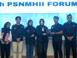 Dokumentasi: Zeffanya Tessalonika Manoppo (kiri) dan Paskarina Alfalahsea (kanan), mahasiswi Program Studi Hubungan Internasional Universitas Pertamina, menerima trofi Juara I kategori Chamber Policy Brief pada Pertemuan Nasional Mahasiswa Hubungan Internasional se-Indonesia (PSNMHII) ke-38 Tahun 2026 di Bandung.