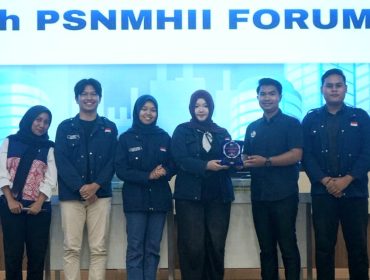 Dokumentasi: Zeffanya Tessalonika Manoppo (kiri) dan Paskarina Alfalahsea (kanan), mahasiswi Program Studi Hubungan Internasional Universitas Pertamina, menerima trofi Juara I kategori Chamber Policy Brief pada Pertemuan Nasional Mahasiswa Hubungan Internasional se-Indonesia (PSNMHII) ke-38 Tahun 2026 di Bandung.