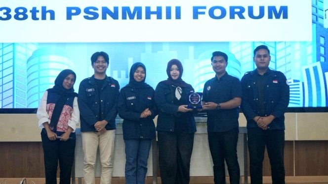 
					Dokumentasi: Zeffanya Tessalonika Manoppo (kiri) dan Paskarina Alfalahsea (kanan), mahasiswi Program Studi Hubungan Internasional Universitas Pertamina, menerima trofi Juara I kategori Chamber Policy Brief pada Pertemuan Nasional Mahasiswa Hubungan Internasional se-Indonesia (PSNMHII) ke-38 Tahun 2026 di Bandung.
