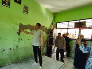 Bupati Subandi Tegaskan Tak Ada Proyek Asal Jadi, Perbaikan SDN Waung Diawasi Ketat