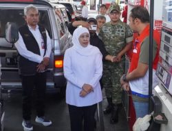 Gubernur Jawa Timur Khofifah Indar Parawansa turun langsung melakukan inspeksi mendadak (sidak) ke SPBU Pertamina 54.651.75 Karanglo, Kabupaten Malang, Minggu (28/6/2026),