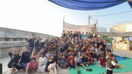 Foto bersama panitia dan anak-anak di akhir rangkaian kegiatan Hari Pertama. (Dok. LSPR)