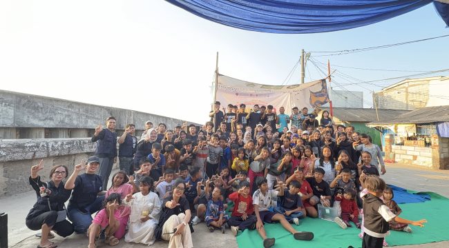 Foto bersama panitia dan anak-anak di akhir rangkaian kegiatan Hari Pertama. (Dok. LSPR)