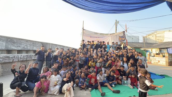 
					Foto bersama panitia dan anak-anak di akhir rangkaian kegiatan Hari Pertama. (Dok. LSPR)