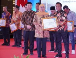 Khofifah Serahkan Tiga Penghargaan pada Expo Konstruksi Jawa Timur 2026