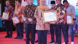Khofifah Serahkan Tiga Penghargaan pada Expo Konstruksi Jawa Timur 2026