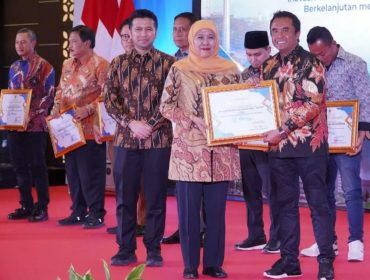 Khofifah Serahkan Tiga Penghargaan pada Expo Konstruksi Jawa Timur 2026