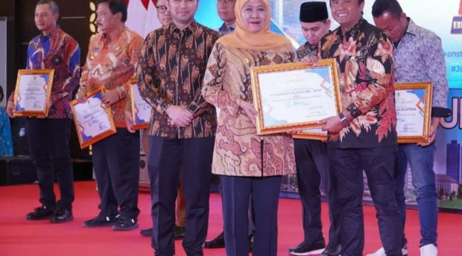 Khofifah Serahkan Tiga Penghargaan pada Expo Konstruksi Jawa Timur 2026