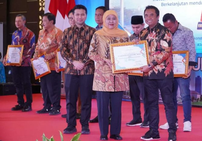 
					Khofifah Serahkan Tiga Penghargaan pada Expo Konstruksi Jawa Timur 2026
