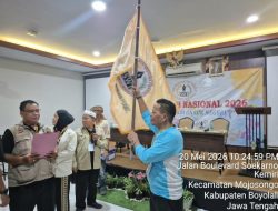 Ketua Umum SWI Iskandar, S.Sos. mengibarkan Bendera Pataka SWI usai dilantik pada Munas SWI 2026.