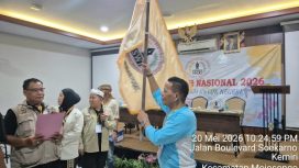 Ketua Umum SWI Iskandar, S.Sos. mengibarkan Bendera Pataka SWI usai dilantik pada Munas SWI 2026.