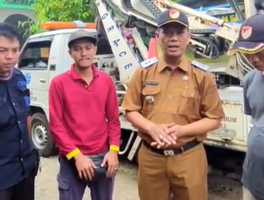 Ahmad Sabani Lurah Duren Seribu (kedua dari kanan) (dok. Narsum).