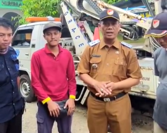 
					Ahmad Sabani Lurah Duren Seribu (kedua dari kanan) (dok. Narsum).