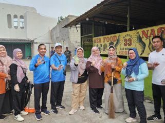 Siti Chaerijah Aurijah Kepala Dinas Kearsipan dan Perpustakaan (4 dari kanan) dalam rangka optimalisasi pelaksanaan Operasi Bersih (OPSIH)