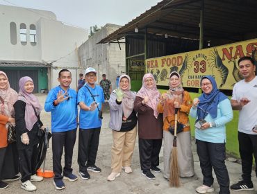 Siti Chaerijah Aurijah Kepala Dinas Kearsipan dan Perpustakaan (4 dari kanan) dalam rangka optimalisasi pelaksanaan Operasi Bersih (OPSIH)