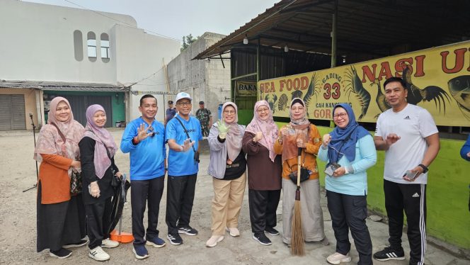 
					Siti Chaerijah Aurijah Kepala Dinas Kearsipan dan Perpustakaan (4 dari kanan) dalam rangka optimalisasi pelaksanaan Operasi Bersih (OPSIH)