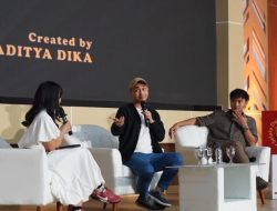 Raditya Dika dalam sesi diskusi edukatif bertajuk “The Digital Native: Mastering Hype, Creativepreneurship, and Business Execution” yang diselenggarakan Universitas Pertamina bekerja sama dengan J&T Connect Preneur dan Narasi. (Dok. Hum. UPER)