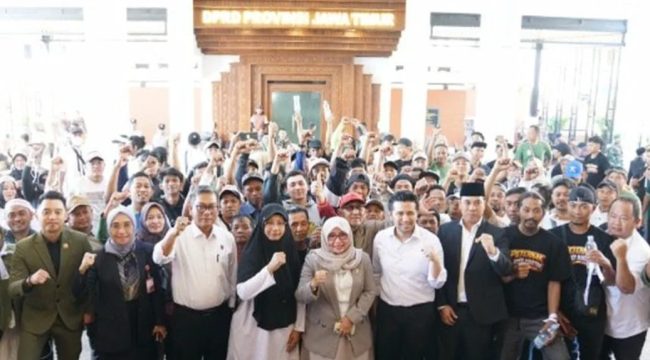 Wakil Gubernur Jawa Timur, Emil Elestianto Dardak, bersama Komisi B DPRD Jawa Timur