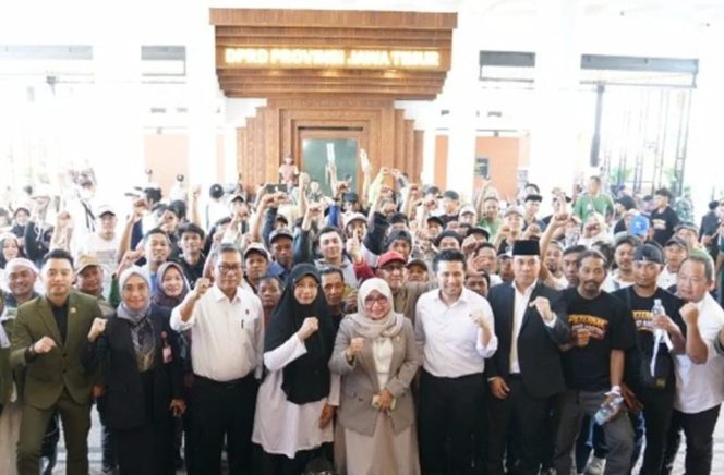 
					Wakil Gubernur Jawa Timur, Emil Elestianto Dardak, bersama Komisi B DPRD Jawa Timur