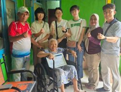 YGP Peduli, Dua Warga Depok Terima Bantuan Kursi Roda