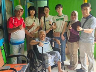 YGP Peduli, Dua Warga Depok Terima Bantuan Kursi Roda