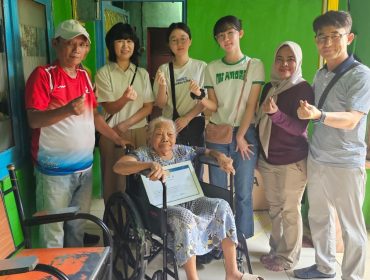 YGP Peduli, Dua Warga Depok Terima Bantuan Kursi Roda