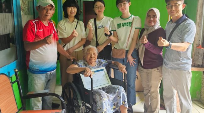 YGP Peduli, Dua Warga Depok Terima Bantuan Kursi Roda