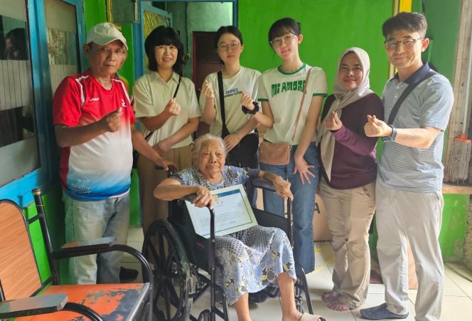 
					YGP Peduli, Dua Warga Depok Terima Bantuan Kursi Roda