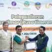 Direktur Human Capital, Communications & Sustainability UT Ari Sutrisno menyerahkan piagam penghargaan kepada Kepala Bidang KSDA Wilayah I Bogor, Wawan Sukawan. (UT).