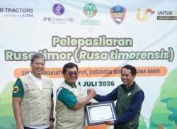 Direktur Human Capital, Communications & Sustainability UT Ari Sutrisno menyerahkan piagam penghargaan kepada Kepala Bidang KSDA Wilayah I Bogor, Wawan Sukawan. (UT).
