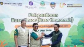 Direktur Human Capital, Communications & Sustainability UT Ari Sutrisno menyerahkan piagam penghargaan kepada Kepala Bidang KSDA Wilayah I Bogor, Wawan Sukawan. (UT).