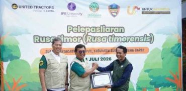 Direktur Human Capital, Communications & Sustainability UT Ari Sutrisno menyerahkan piagam penghargaan kepada Kepala Bidang KSDA Wilayah I Bogor, Wawan Sukawan. (UT).